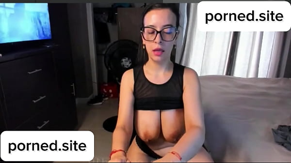 Mega tetona hace su show webcam