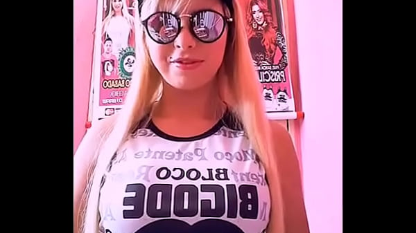 Rafaela de melo dançando funk do bigode grosso de blusinha e calcinha preta fio dental